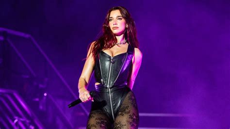 Dua Lipa Wore a Gold Bra With Hello Kittys Face On。